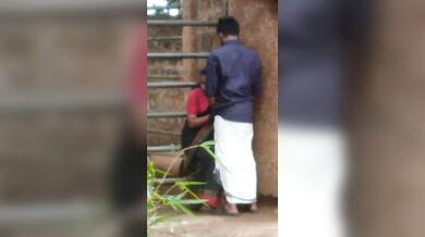 लुंगी से लंड निकाल के चुस्ती हुई हॉट मल्लू भाभी का वीडियो