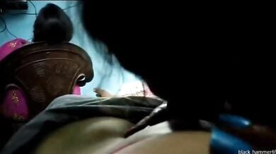 टीवी देखने में मश्गूल मेरी बीवी की सहेली ने चूसा मेरा लंड