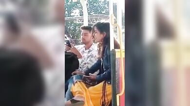 गर्लफ्रेंड ने बॉयफ्रेंड को मुठ मार दिया और फिर ब्लोजॉब देकर माल भी निकाला