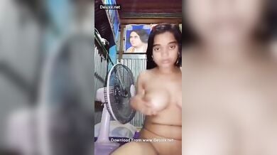 बिग बूब इंडियन लड़की ने अपनी मोटी चूत खोलकर दिखाई