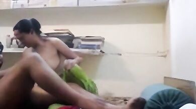 विधवा कामवाली आंटी को रोमांस के साथ चोदा दिल्ली में