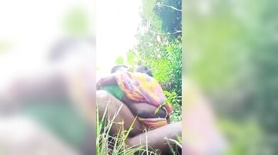 देवर ने भाभी का दूध पीकर उसे खेत में अपने लंड पर बिठाकर चोदा
