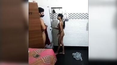 चुदाई के बाद कपड़े पहनती दुबली पतली गर्लफ्रेंड