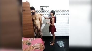 चुदाई के बाद कपड़े पहनती दुबली पतली गर्लफ्रेंड