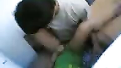 ठरकी लड़के ने फिल्माई अपने दोस्त और उसकी गर्लफ्रेंड की चुदाई