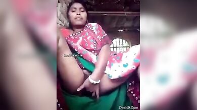 देहाती औरत ने चुदासी होकर चूत में डाली उंगलियां, बनाया उसका भोसड़ा