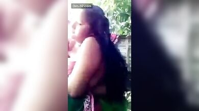 बड़े बूब्स वाली पड़ोसी दीदी ने खुले बाथरूम में नहाते हुए वीडियो बनाया