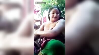 बड़े बूब्स वाली पड़ोसी दीदी ने खुले बाथरूम में नहाते हुए वीडियो बनाया