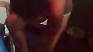 शराब पीकर होटल में पति को ब्लोजॉब देती बीवी