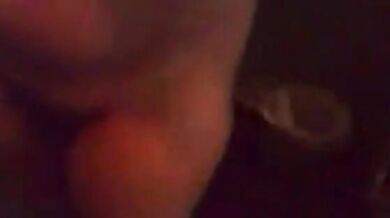 शराब पीकर होटल में पति को ब्लोजॉब देती बीवी