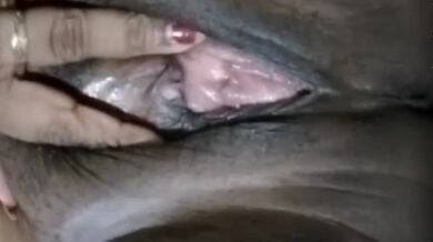 स्पा की रिसेप्शनिस्ट आंटी का भोसडा वीडियो कॉल में देखा