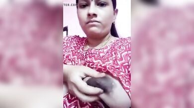 औरत ने गाउन में से बड़े बड़े बूब्स बाहर निकालकर दबाकर निकाला उनका मीठा दूध