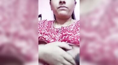 औरत ने गाउन में से बड़े बड़े बूब्स बाहर निकालकर दबाकर निकाला उनका मीठा दूध