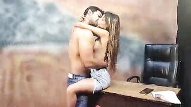 11 मिनट तक बॉडीगार्ड ने चाटी इंडियन लड़की की चूत और गांड