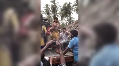 जुलूस में गांव वालों के सामने ट्रैक्टर पर नंगी नाचती रंडी लड़की