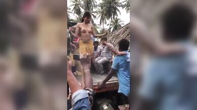 जुलूस में गांव वालों के सामने ट्रैक्टर पर नंगी नाचती रंडी लड़की