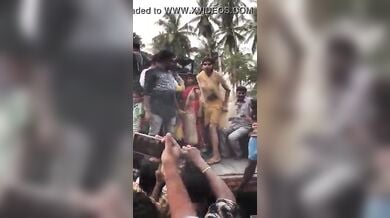 जुलूस में गांव वालों के सामने ट्रैक्टर पर नंगी नाचती रंडी लड़की