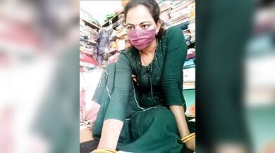 कपड़े के दुकान में हस्तमैथुन करती इंडियन सेल्स वूमेन