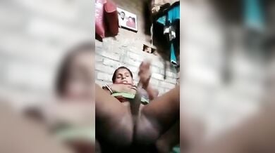 कोयते के डंडे से अपनी चूत चोदकर देहाती औरत ने निकाली चुदासी की भड़ास