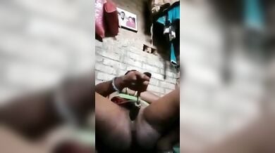 कोयते के डंडे से अपनी चूत चोदकर देहाती औरत ने निकाली चुदासी की भड़ास