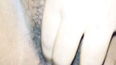 गुलाबी फ्रॉक और पेंटी पहनी 19 साल की लड़की ने किया हस्तमैथुन