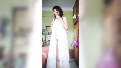 क्यूट लड़की ने मम्मा की साड़ी, ब्रा-पैंटी पहनकर दिखाई अपनी वर्जिन चूत