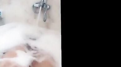 बिग बूब्स के दीवानों आ जाओ, देखो तुम्हारा तोहफा!