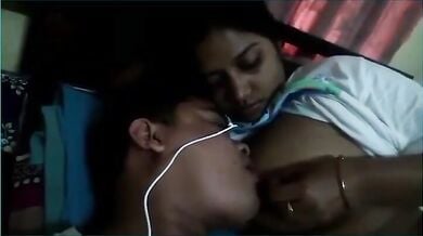 देसी कपल का हॉट बूब्स सकिंग वीडियो