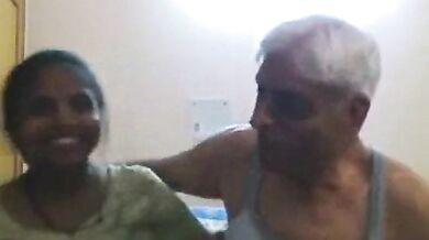 बूढ़े चाचा ने जवान कामवाली चमेली को चोद दिया