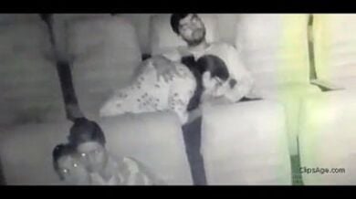 सिनेमा थिएटर में ब्लोजॉब, बूब्स प्रेसिंग जैसी गंदी हरकतें करते प्रेमी जोड़े