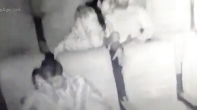 सिनेमा थिएटर में ब्लोजॉब, बूब्स प्रेसिंग जैसी गंदी हरकतें करते प्रेमी जोड़े