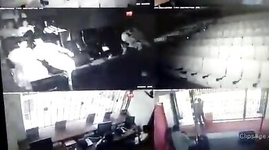 सिनेमा थिएटर में ब्लोजॉब, बूब्स प्रेसिंग जैसी गंदी हरकतें करते प्रेमी जोड़े