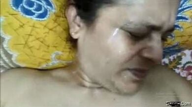 मैंने मेरी आंटी के मुंह पर मुट्ठ मारकर छोड़ा वीर्य