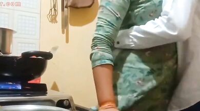 खाना पका रही बीवी के बूब्स और चुतड पति ने जोर से दबाए