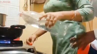 खाना पका रही बीवी के बूब्स और चुतड पति ने जोर से दबाए