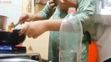 खाना पका रही बीवी के बूब्स और चुतड पति ने जोर से दबाए