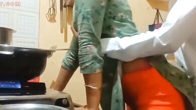 खाना पका रही बीवी के बूब्स और चुतड पति ने जोर से दबाए