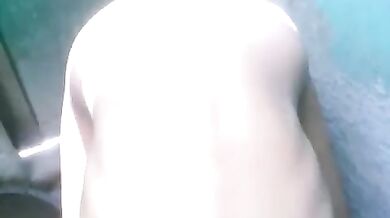 पड़ोसी देहाती लड़की की चूत सुबह-सुबह बाथरूम में चोदी