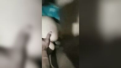 सौतेली बेटी की स्कर्ट उठाकर स्टेप डैडी ने उसकी गोरी गांड पीछे से मारी
