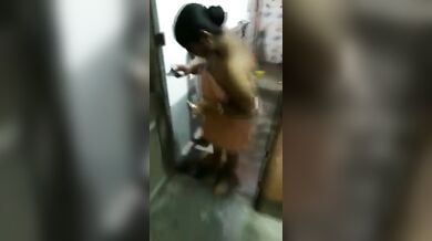 पति पत्नी ने बनाया न्यूड किसिंग बाथरूम वीडियो