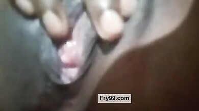 बदसूरत लड़की ने किया अपनी काली, चिकनी, खूबसूरत चूत का हस्तमैथुन