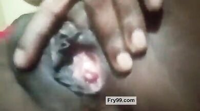 बदसूरत लड़की ने किया अपनी काली, चिकनी, खूबसूरत चूत का हस्तमैथुन