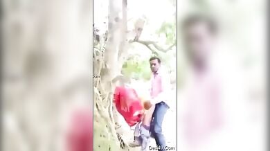 कलिग के साथ जंगल में चोदमपट्टी करती हुई गाँव की देसी लड़की का वीडियो