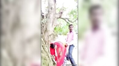कलिग के साथ जंगल में चोदमपट्टी करती हुई गाँव की देसी लड़की का वीडियो