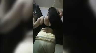 बड़े बड़े बूब ब्रा में से निकालकर कंघी करती ब्यूटीफुल गर्ल