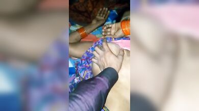 चाची की चुदाई करते हुए भतीजे ने की व्लोगिंग