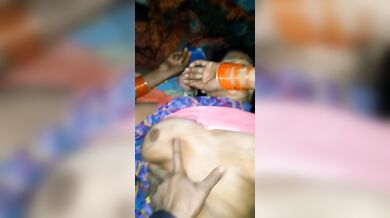 चाची की चुदाई करते हुए भतीजे ने की व्लोगिंग