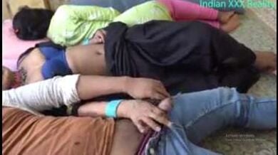 सोई बेटी के बाजू में ही सौतेली मां ने चोदा बेटे का लंड (गंदी हिंदी ऑडियो)