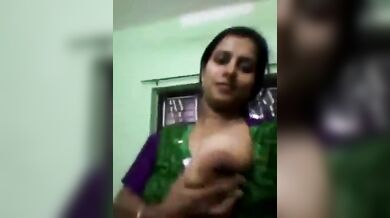 प्रीति दीदी ने कुर्ती में से अपनी दोनों चूचियां निकाल कर दिखाई