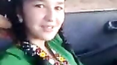 खूबसूरत पाकिस्तानी लड़की के बूब्स आशिक ने कार में दबाए